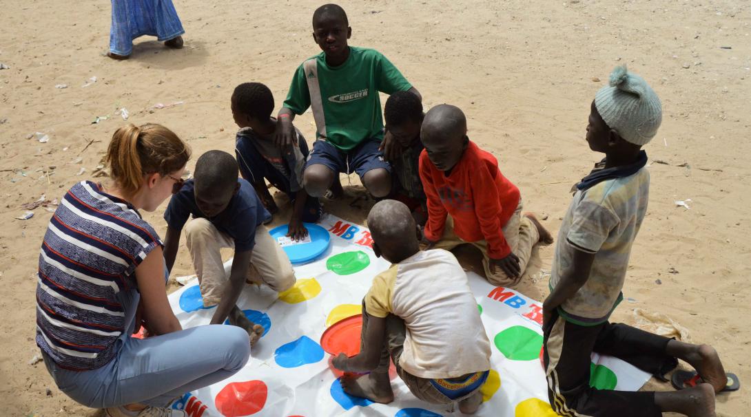 Como parte de su voluntariado social, una voluntaria juega con niños en Senegal. Una voluntaria jugando con los niños de un centro de cuidado en Senegal.